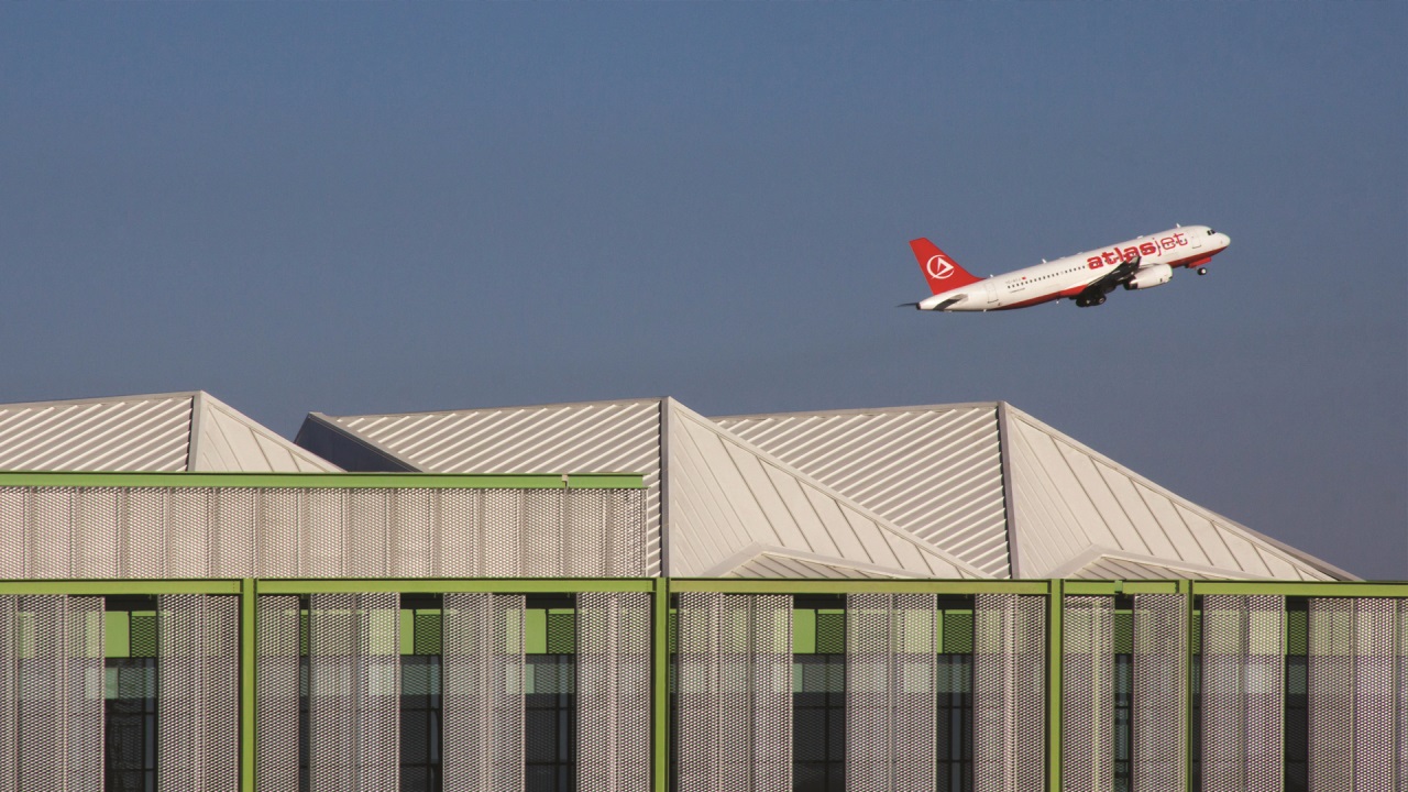 İzmir Adnan Menderes Havalimanı /  Otopark ve Terminal Binası
